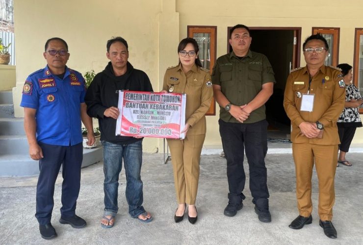 Pemkot Tomohon Serahkan Santuan Musibah Kebakaran
