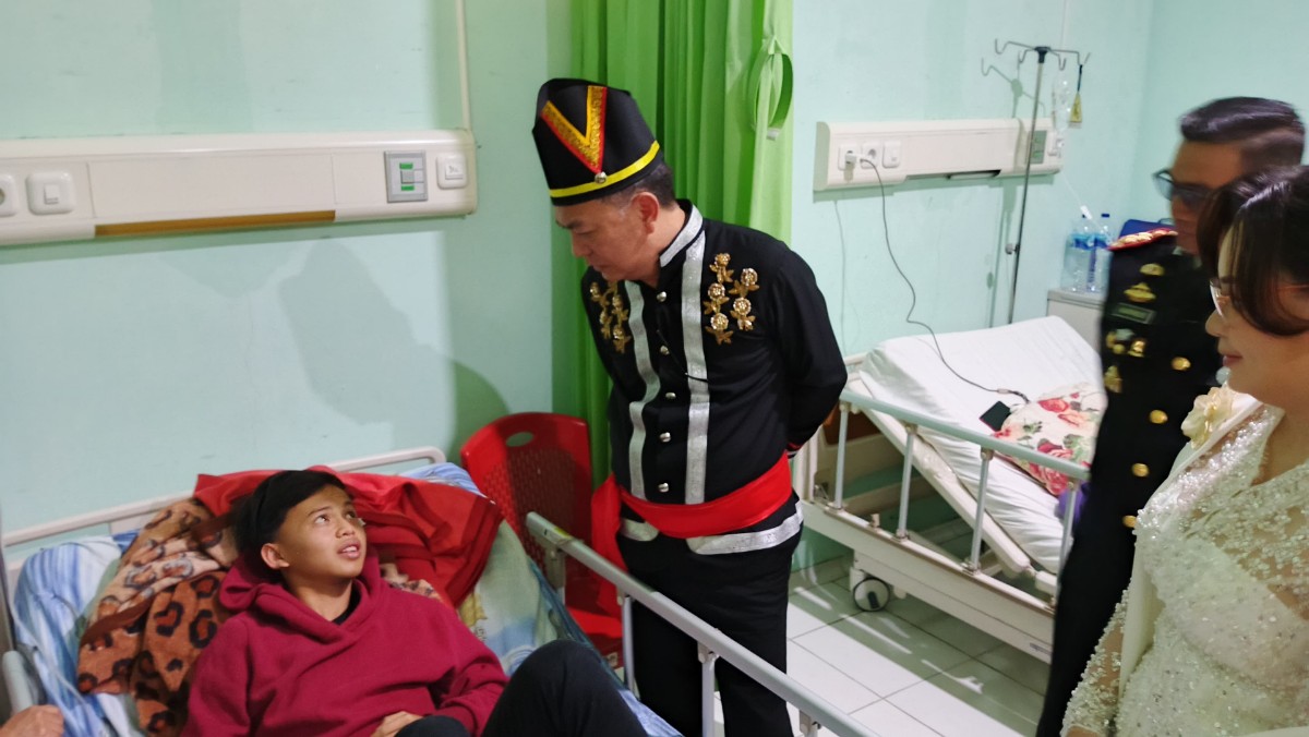 Caroll-Sendy Besuk Korban Dugaan Keracunan Makanan di Tomohon