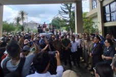 Ratusan Warga Kayawu Ngadu ke DPRD Tomohon, Minta Pembangunan Gedung KMP Dipindahkan 