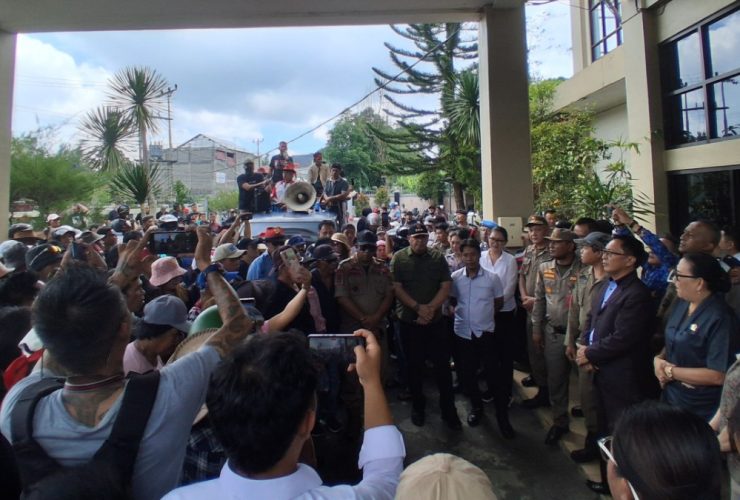 Ratusan Warga Kayawu Ngadu ke DPRD Tomohon, Minta Pembangunan Gedung KMP Dipindahkan 