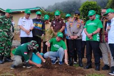 Ketua DPD RI Tanam Pohon di Tomohon, Wali Kota: Terima Kasih 