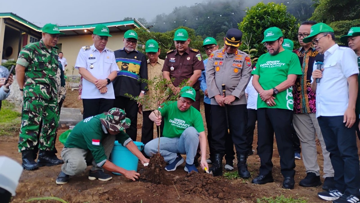 Ketua DPD RI Tanam Pohon di Tomohon, Wali Kota: Terima Kasih 