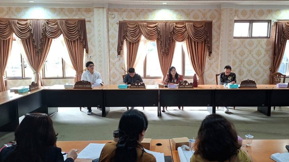 Pansus Ranperda Perizinan Berusaha Rapat Bareng Bagian Hukum dan DPMPTSP Tomohon 