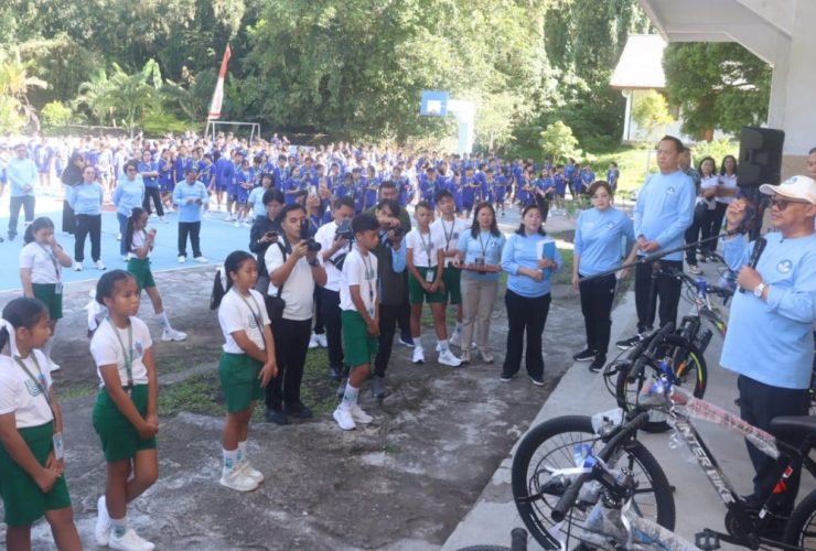 Mendikdasmen Senam Bareng Siswa di Tomohon, Wali Kota Sampaikan Ini