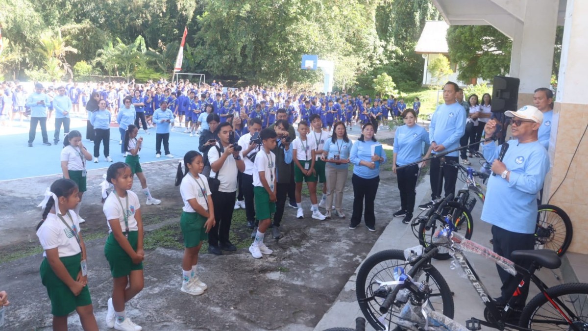 Mendikdasmen Senam Bareng Siswa di Tomohon, Wali Kota Sampaikan Ini