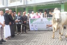 Pemkot Tomohon dan Presiden Indonesia Prabowo Serahkan Hewan Kurban