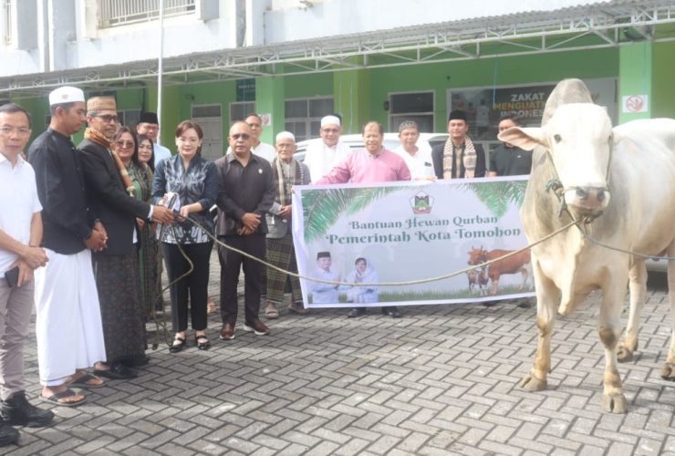 Pemkot Tomohon dan Presiden Indonesia Prabowo Serahkan Hewan Kurban