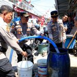 Polri Peduli, Polres Tomohon Salurkan Bantuan Air Bersih di Tinoor Satu