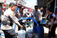 Polri Peduli, Polres Tomohon Salurkan Bantuan Air Bersih di Tinoor Satu