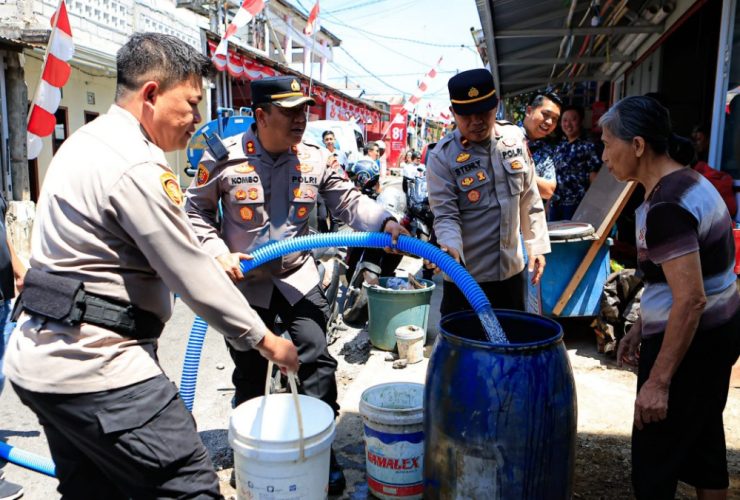 Polri Peduli, Polres Tomohon Salurkan Bantuan Air Bersih di Tinoor Satu