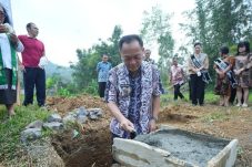 Wali Kota Tomohon Caroll Letakkan Batu Pertama Pembangunan TK Negeri Tondangow