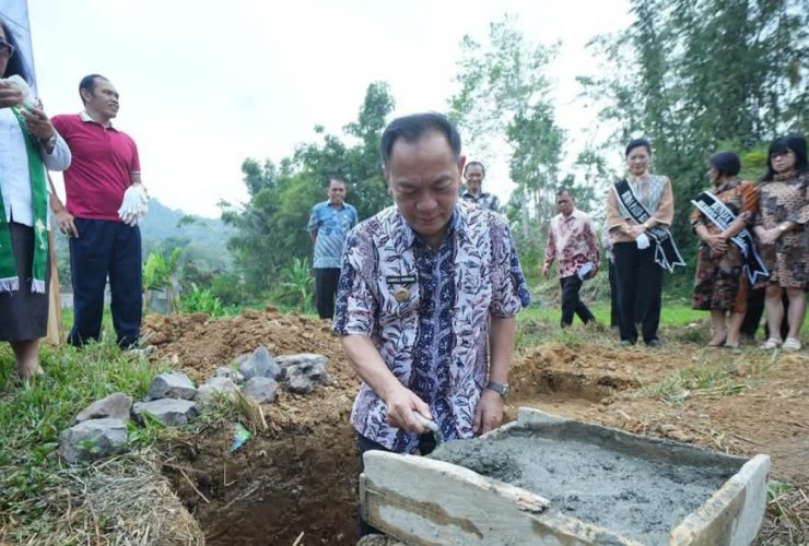 Wali Kota Tomohon Caroll Letakkan Batu Pertama Pembangunan TK Negeri Tondangow